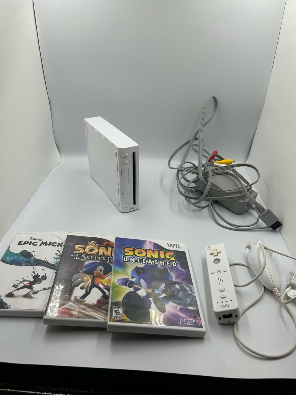 Nintendo RVL-101 Wii Console - (White) with controllers and games bundle